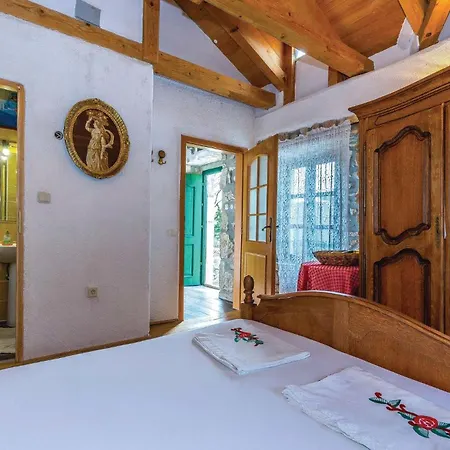 4 Bedroom Stunning Home In Tribalj Holiday home *